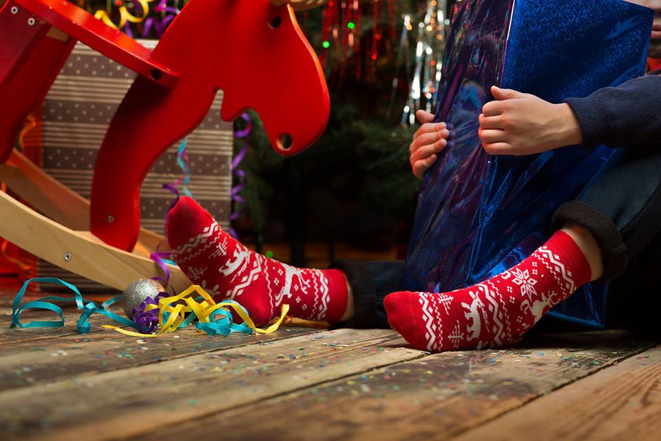 Три на носочки. Носки новый год. Носки с новогодними принтами. Цветные носки мужские новогодние. Модные носки для всей семьи.